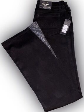 Idyllwind Miranda Lambert Black Bandana Flare Jeans NWT
Hard to Find!🤠
12/34